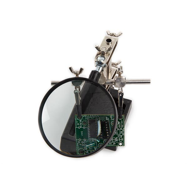 TROISIÈME MAIN AVEC LOUPE