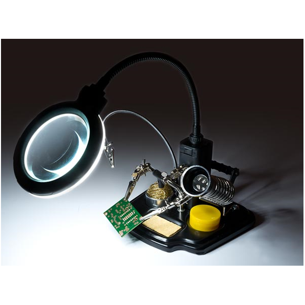 TROISIÈME MAIN AVEC LOUPE ET OUTILS DE SOUDAGE