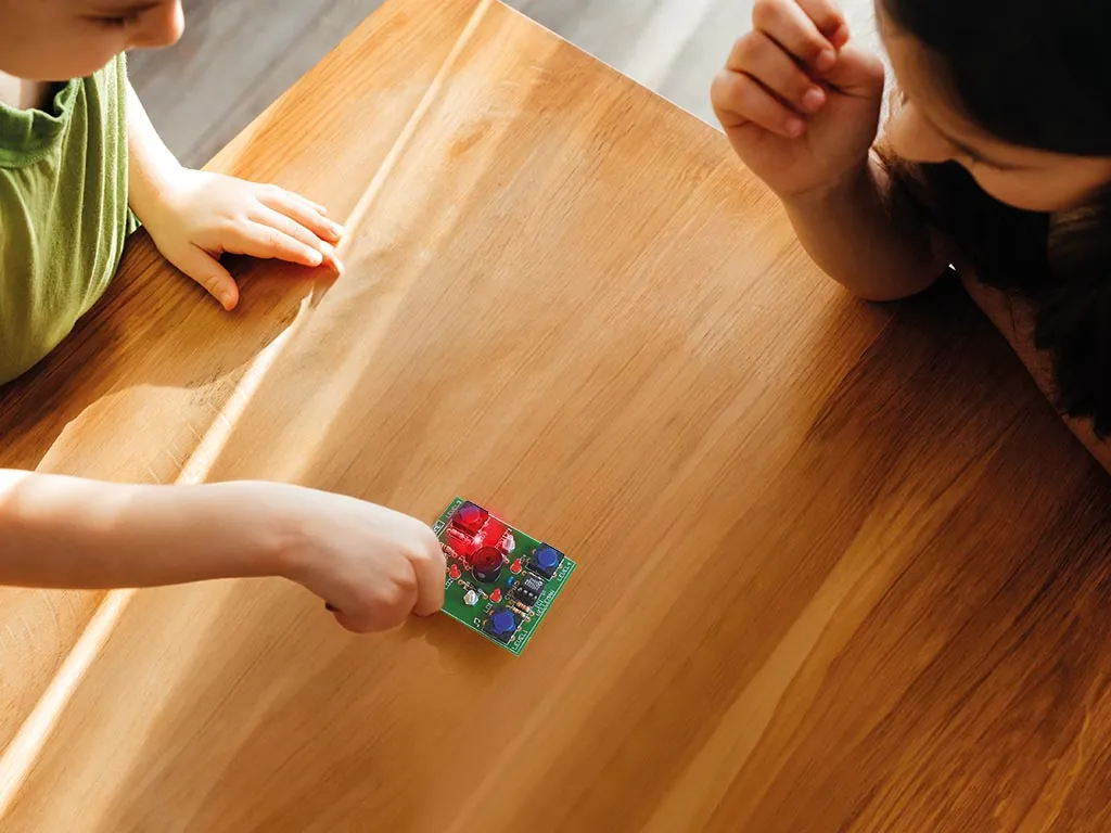 Enfant utilisant le kit de soudage Whadda